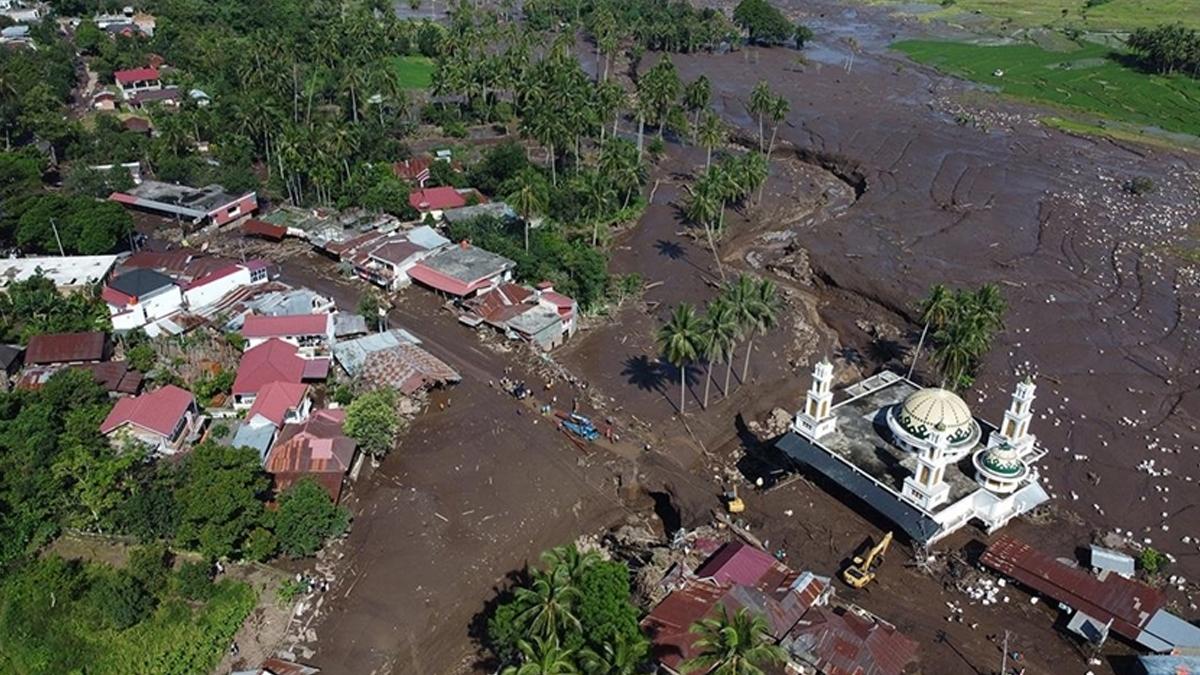 Endonezya'da toprak kayması nedeniyle 6 kişi hayatını kaybetti
