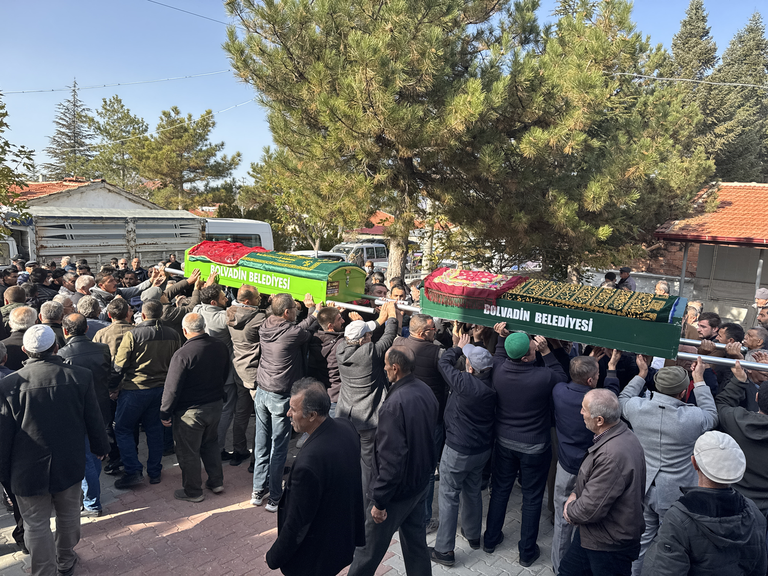 Gıda zehirlenmesinden ölen aile Bolvadin'de toprağa verildi