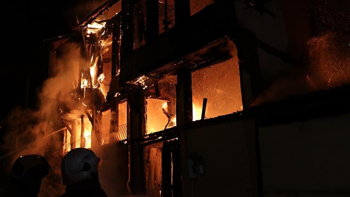 İzmir'de yangın! 30 kedisiyle birlikte hayatını kaybetti