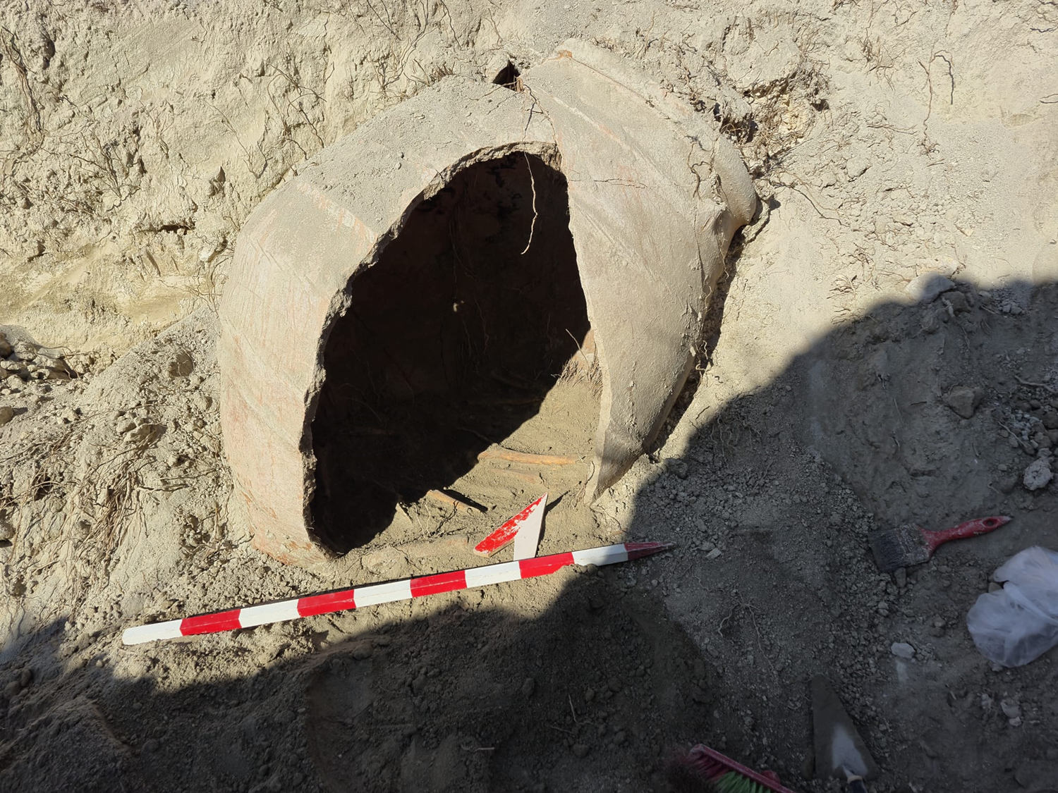 Milattan önce 1500 yılına ait! Su borusu döşemek için açılan çukurda bulundu