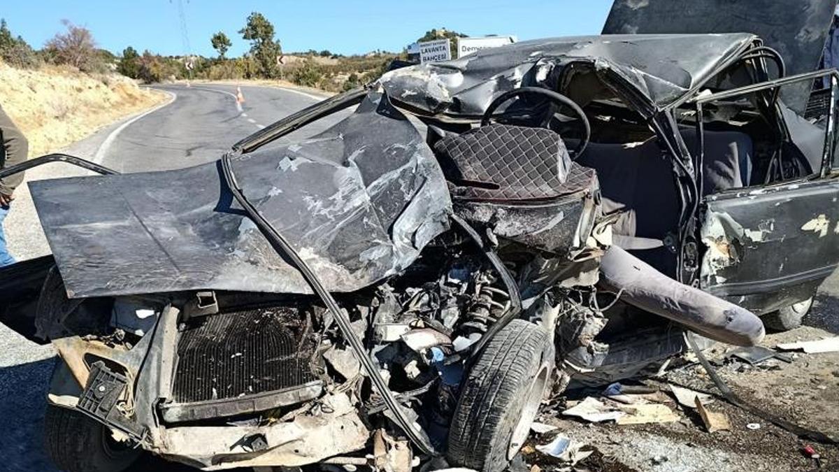 Tarım işçilerini taşıyan midibüs, otomobil ile çarpıştı: 4 kişi hayatını kaybetti