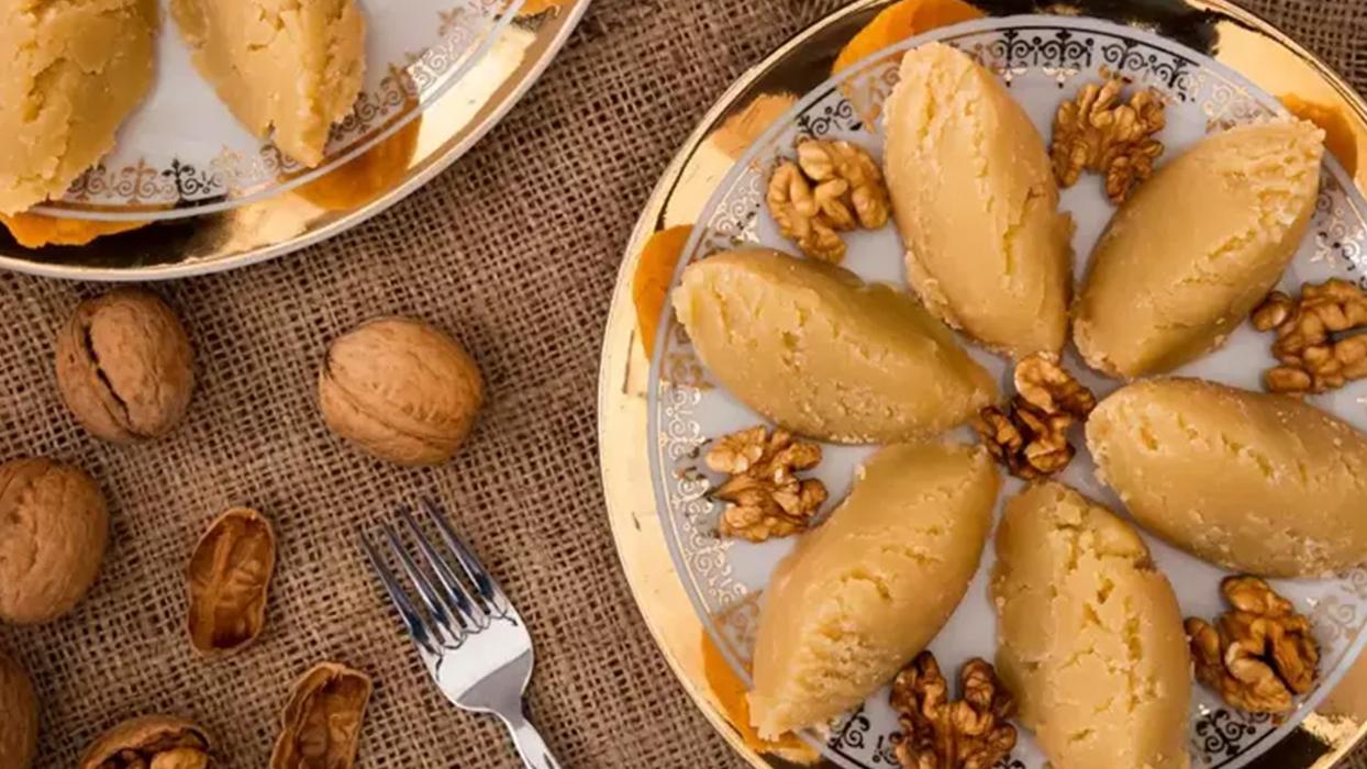Akşam çayına 5 dakikada hazır: Ağızda lokum gibi dağılan un helvası tarifi!