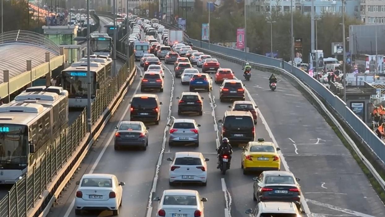 İstanbul'da ara tatilin ardından ilk iş gününde trafik yoğunluğu