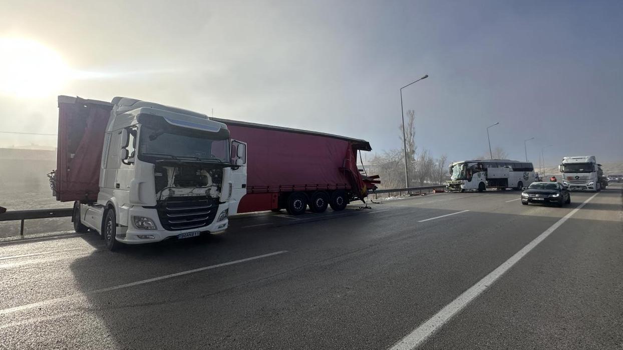 Erzurum'da yolcu otobüsü ile tır çarpıştı: 11 yaralı