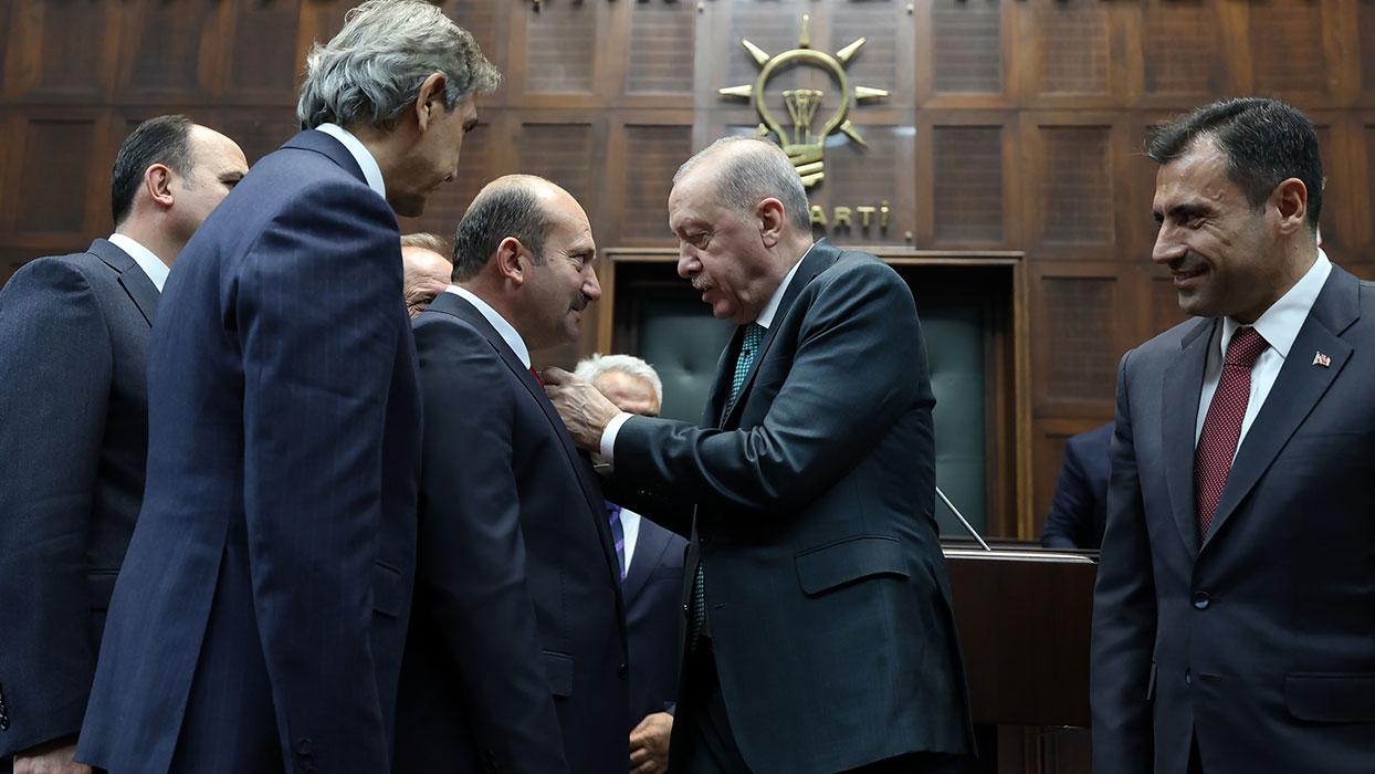 2 belediye daha AK Parti'ye geçti! Cumhurbaşkanı Erdoğan rozetlerini bizzat taktı
