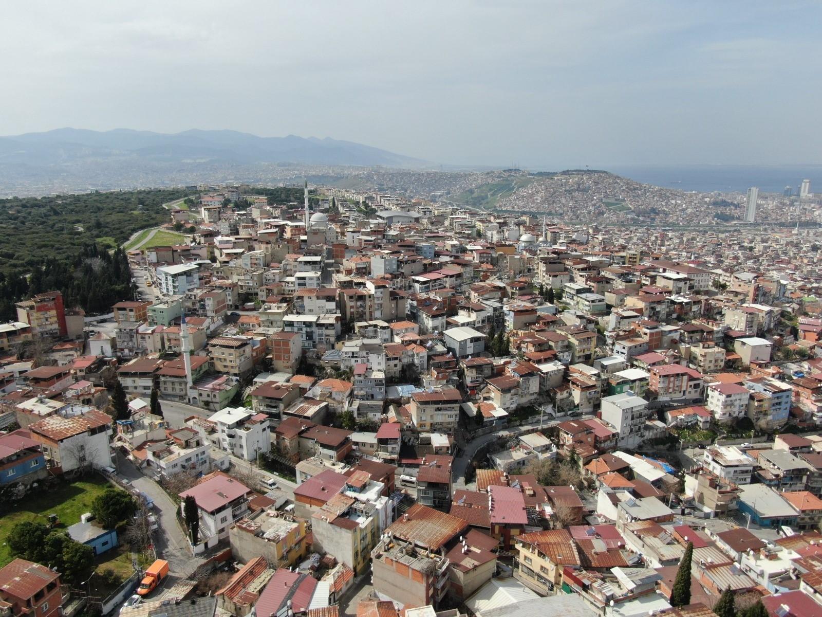 CHP'li belediye vatandaşı çileden çıkarttı! Evlerde çatlak oluştu, geceyi sokakta geçirdiler