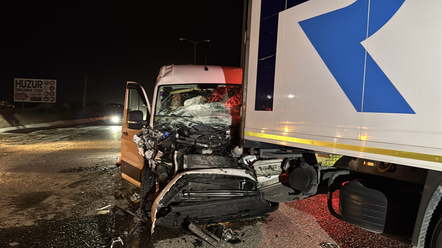 Edirne'de tıra çarpan panelvanın sürücüsü yaralandı