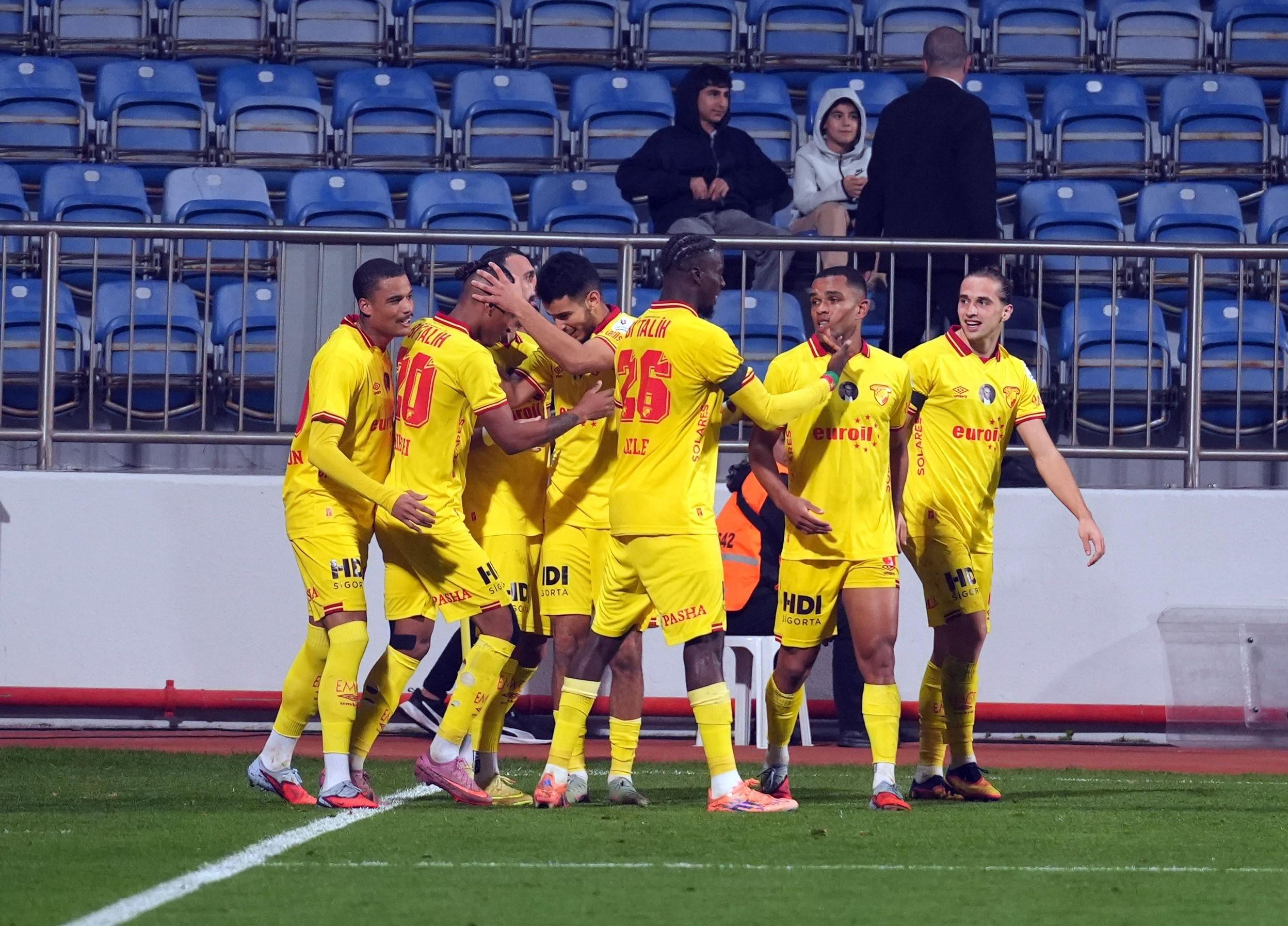 Göztepe savunmada zorunlu değişiklikler yapacak