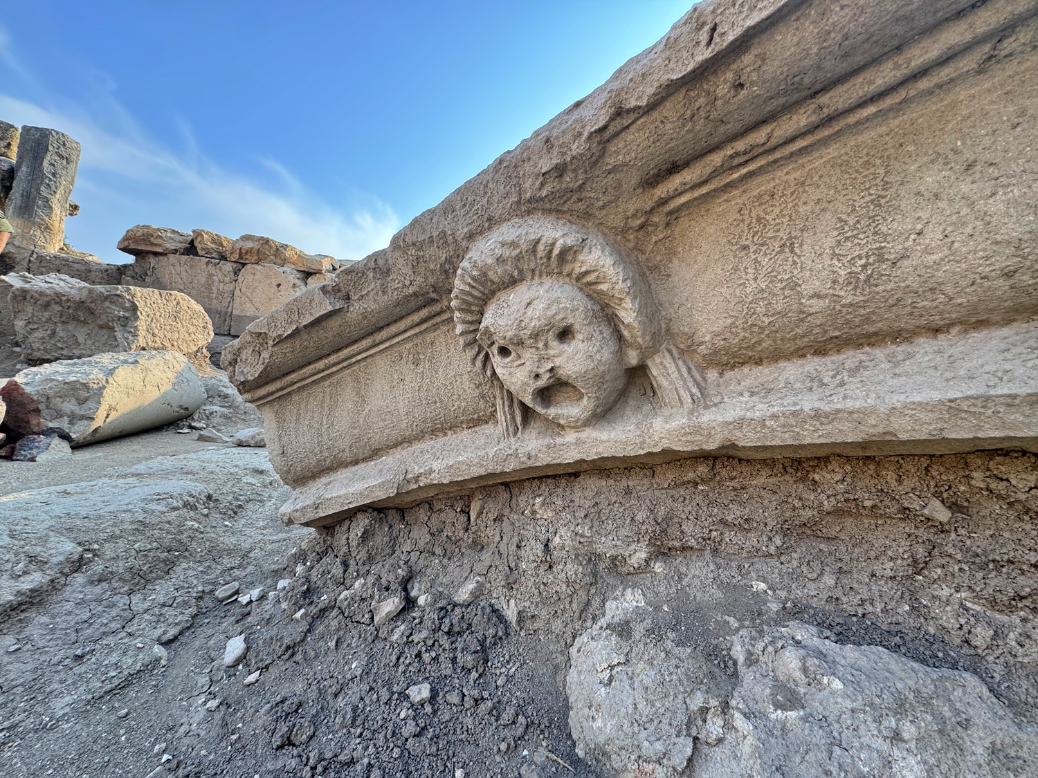 Osmaniye'deki Kastabala Antik Kenti'nde 5 mask kabartması daha bulundu