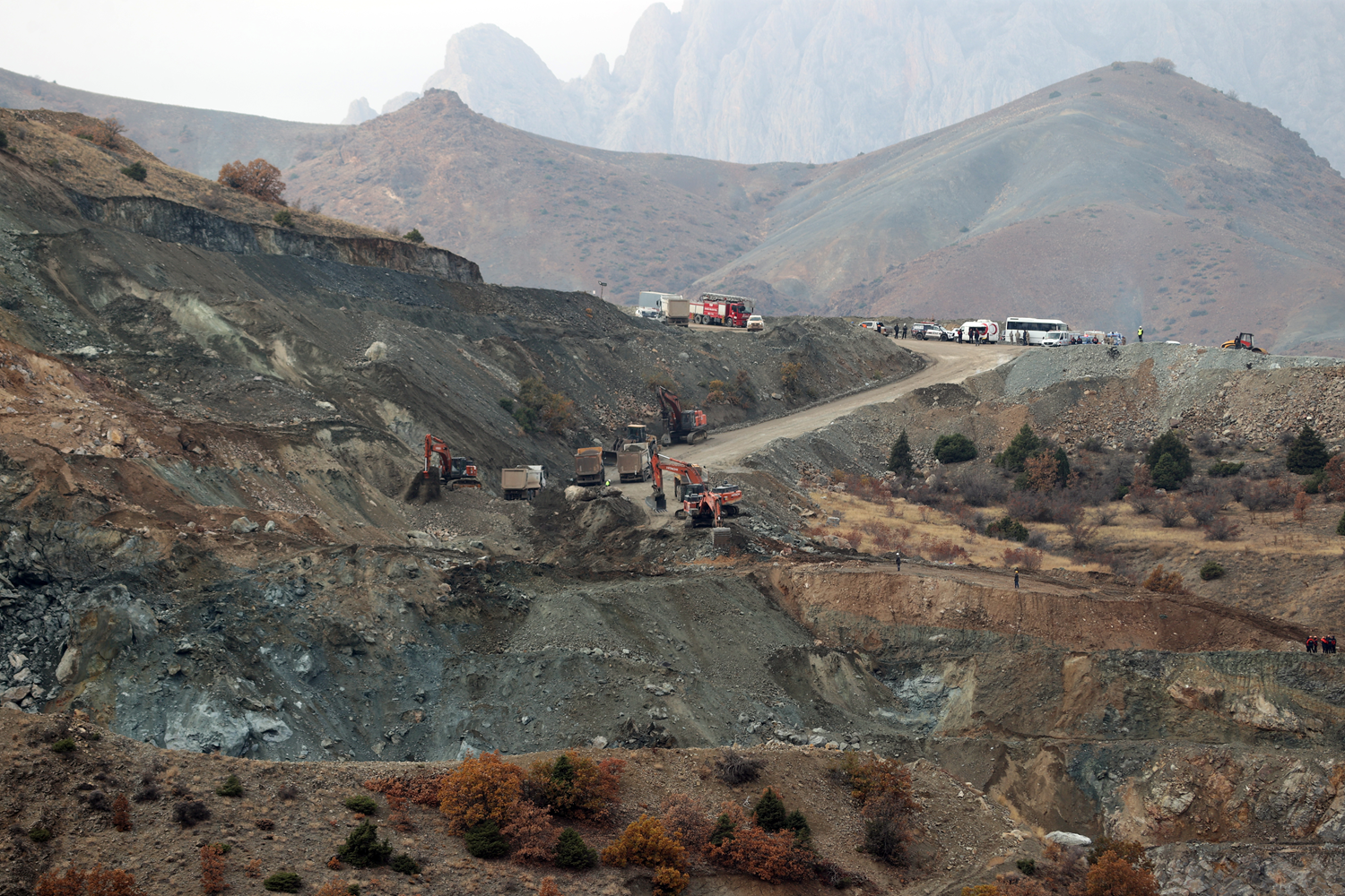Sivas'ta demir madeni ocağında göçük altında kalan işçiyi arama çalışmaları başladı