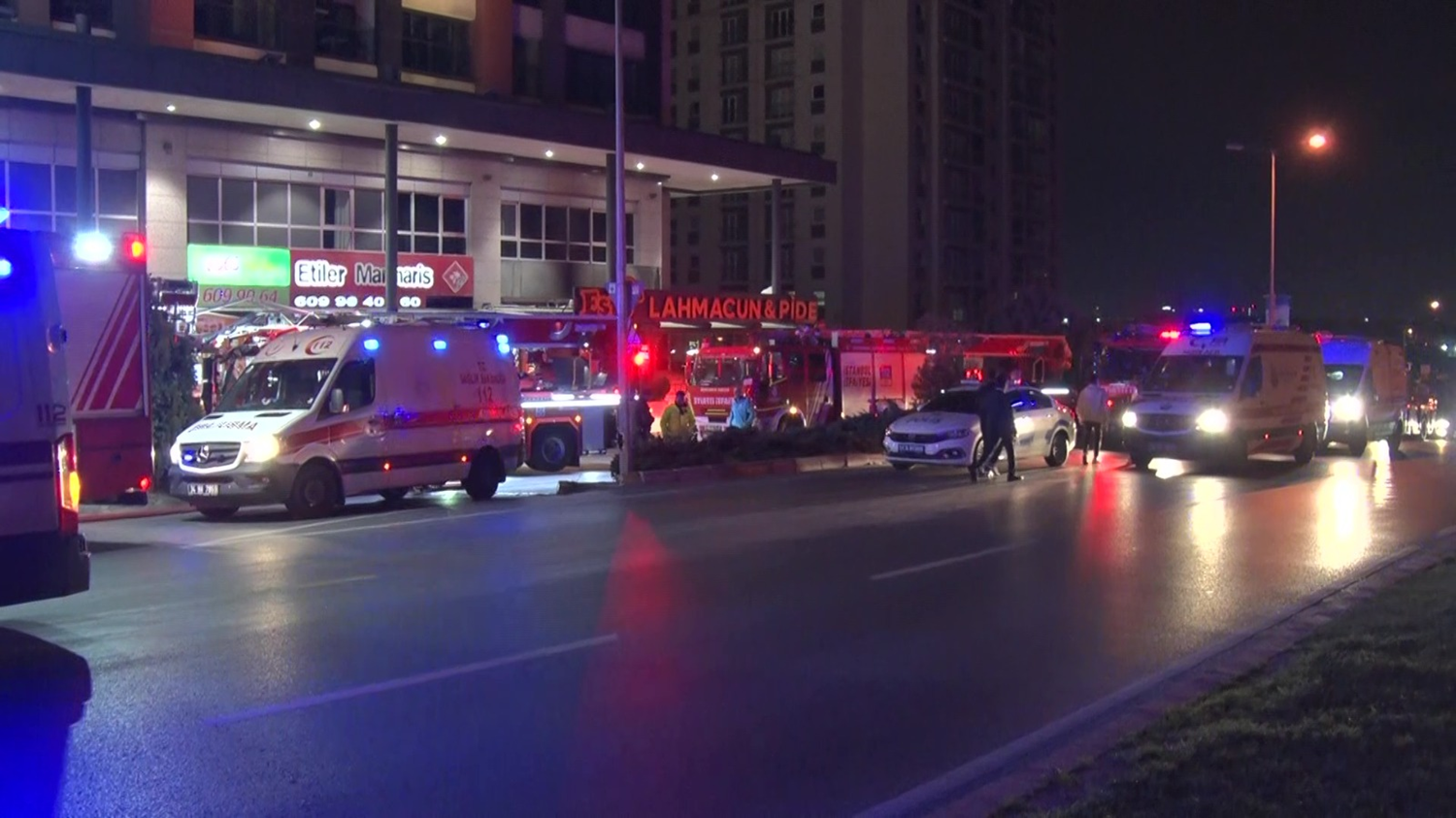 Sultangazi'de otelde çıkan yangında 4 kişi dumandan etkilendi