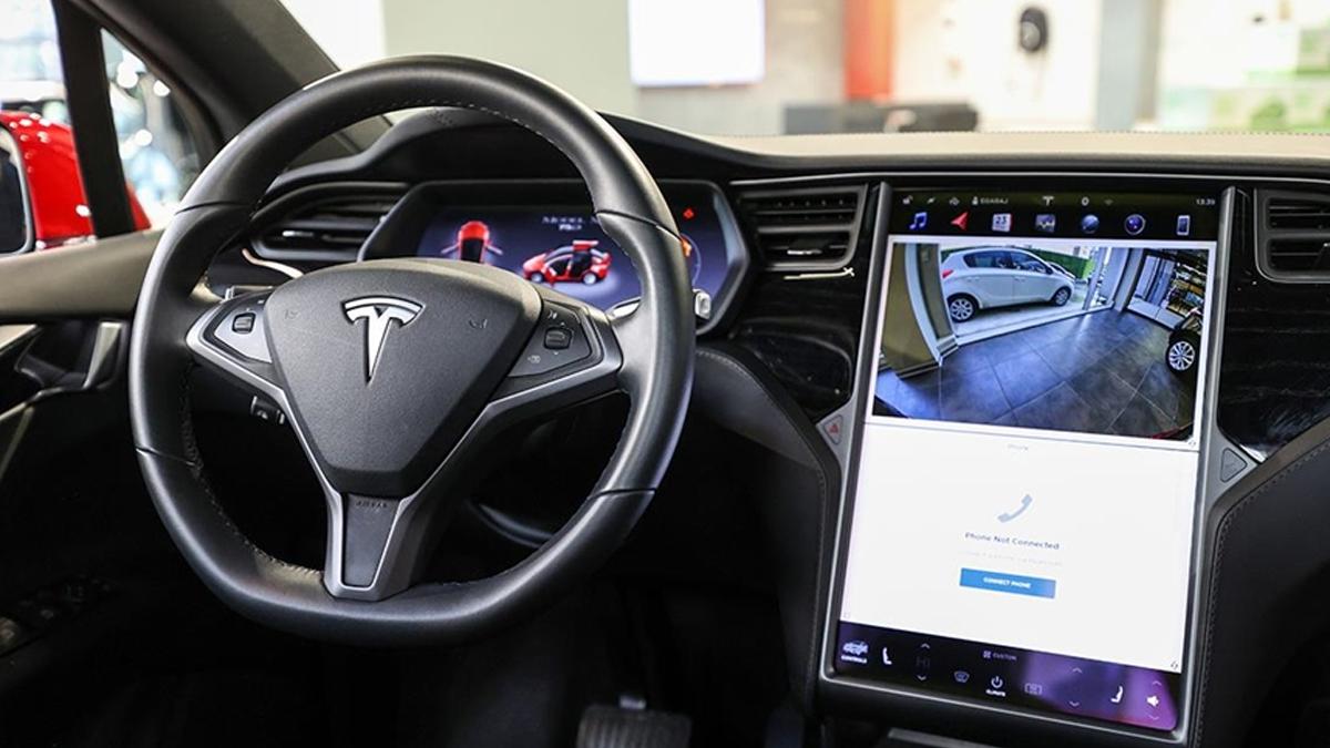 Tesla robotaksisinde güvenlik sürücüsü uyudu