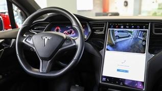 Tesla robotaksisinde güvenlik sürücüsü uyudu