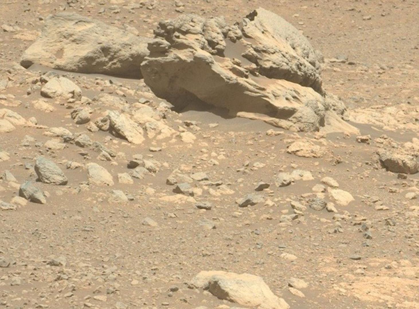 İnanılmaz keşif! Mars'ta bulunan bu kaya 'oraya ait değil'