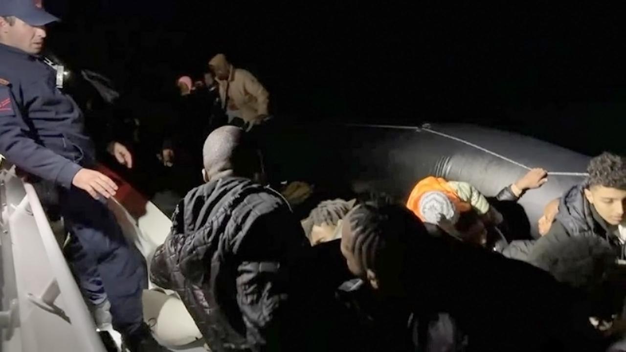İzmir açıklarında yardım talebinde bulunan 36 düzensiz göçmen kurtarıldı