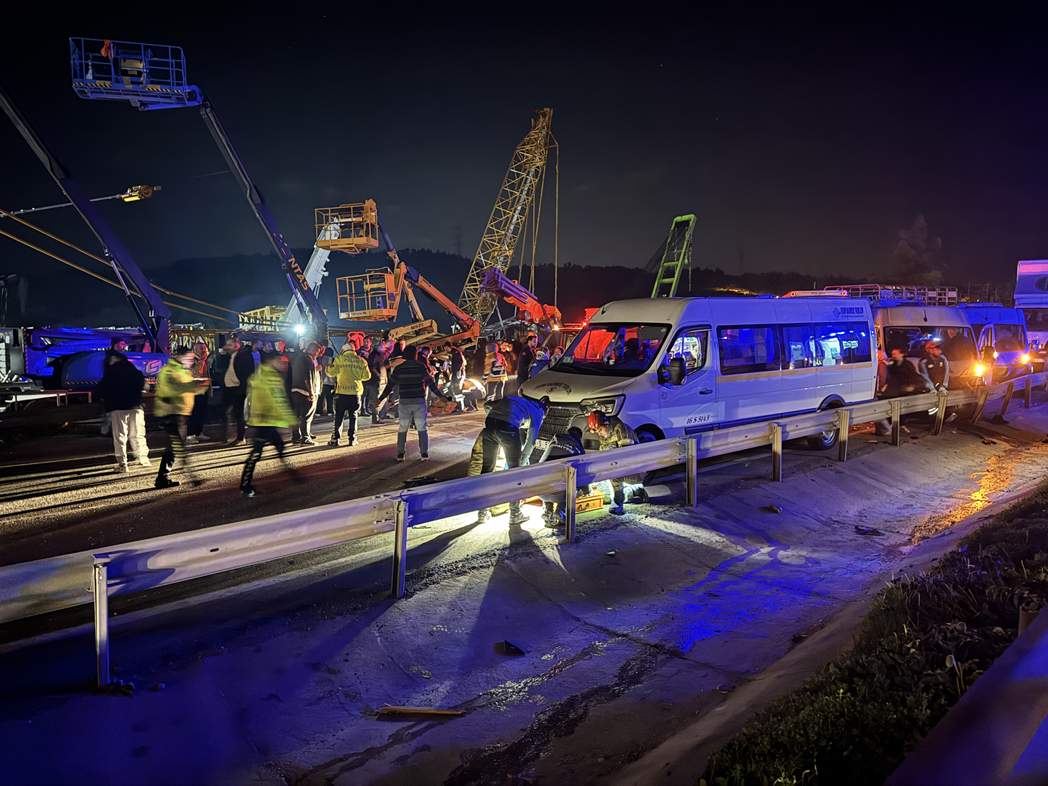 Bursa'da 4 servis minibüsü ile otomobilin karıştığı trafik kazasında 1 kişi öldü