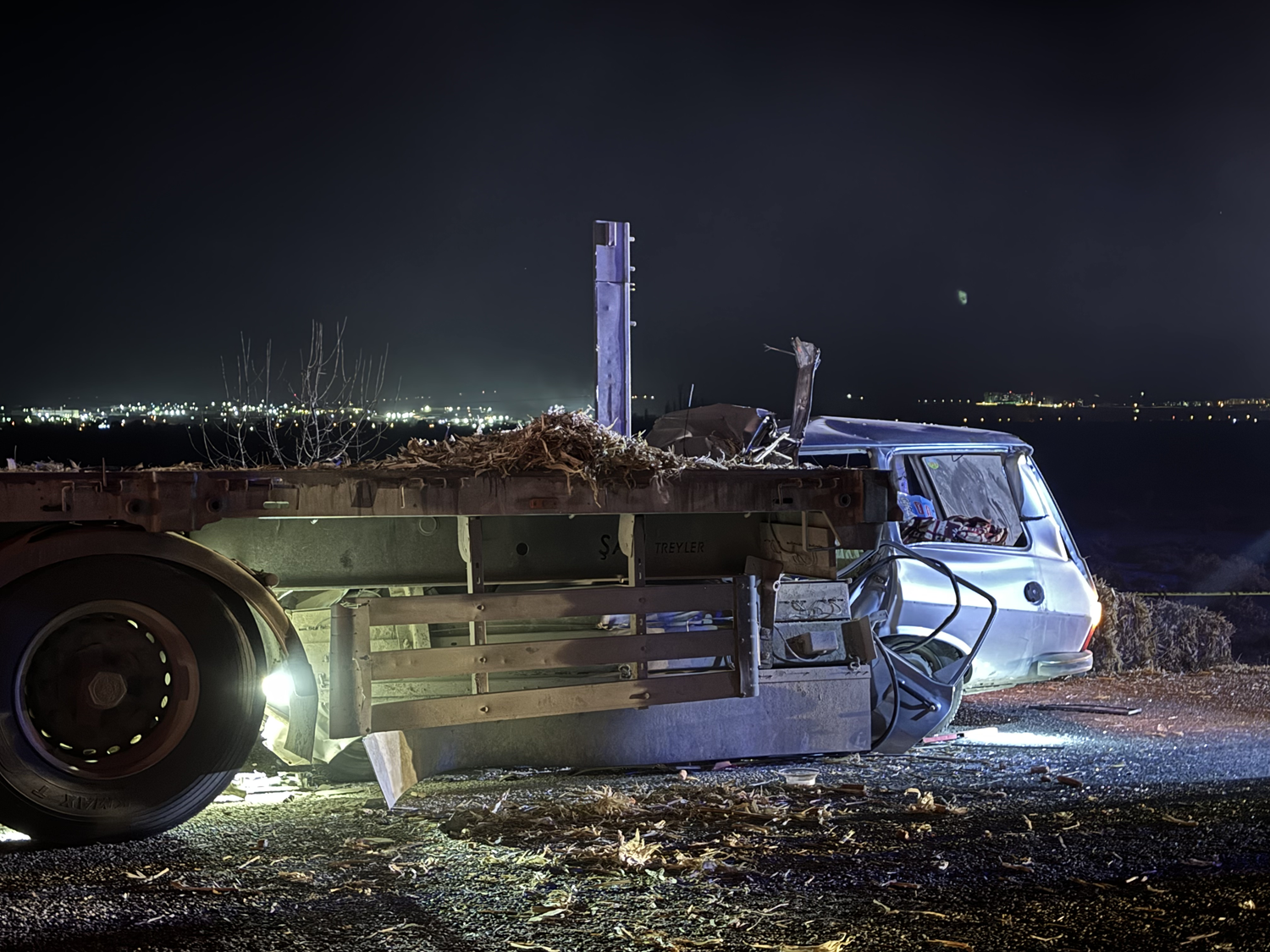 Karaman'da park halindeki tıra arkadan çarpan otomobildeki 2 kişi öldü
