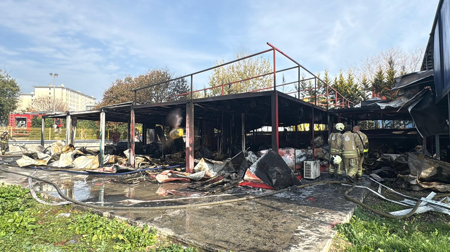 İstanbul'da bir üniversite kampüsündeki konteynerlerde çıkan yangın söndürüldü