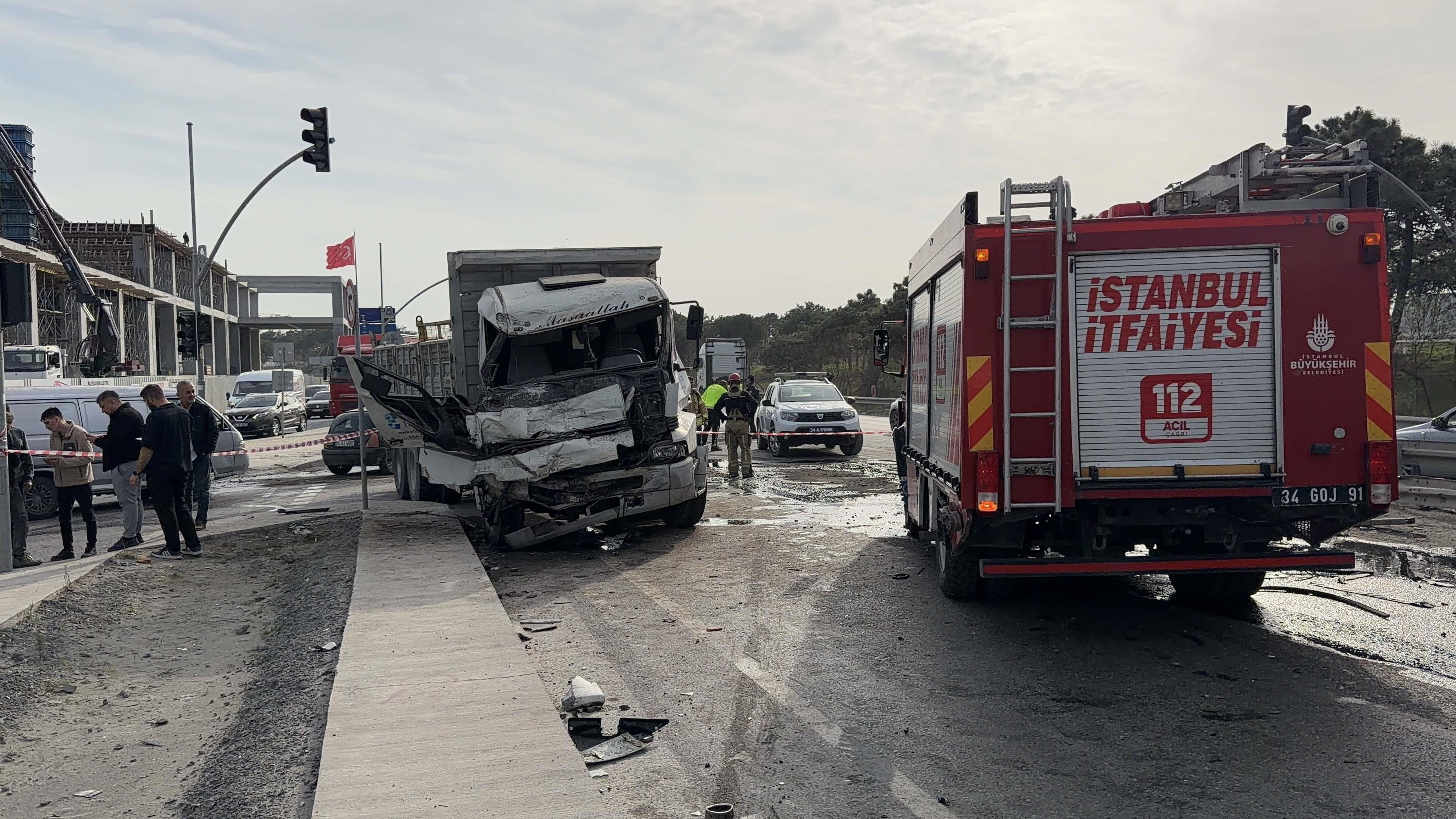 İstanbul'da feci kaza: İki kamyon kafa kafaya çarpıştı
