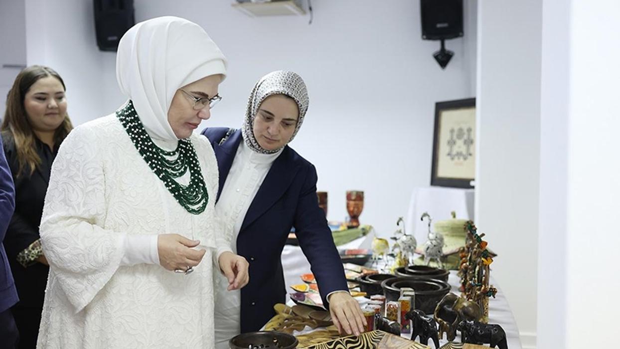 Emine Erdoğan'dan Güney Afrika'da Yunus Emre Enstitüsüne ziyaret! "Memnuniyet duydum, çalışmalarında başarılar diliyorum"