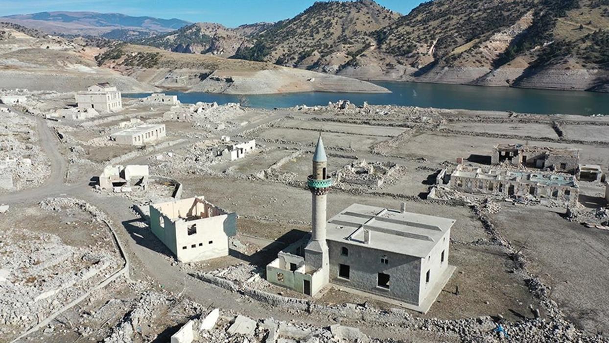 Kars'ta baraj sularının çekilmesiyle köy gün yüzüne çıktı