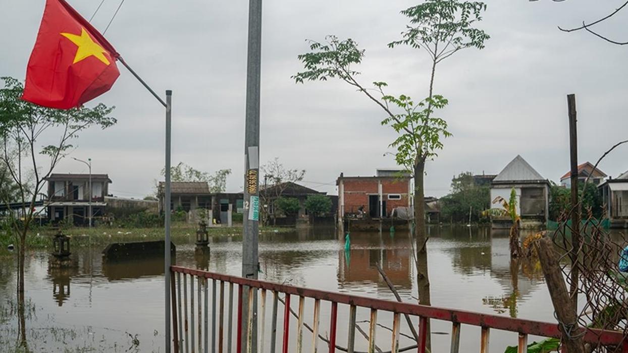 Vietnam'da şiddetli yağışların neden olduğu sellerde ölü sayısı 90'a yükseldi