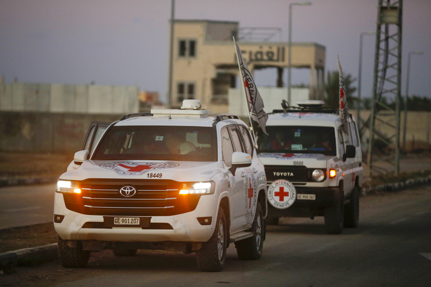 Hamas, İsrailli bir esirin daha cesedini teslim etti