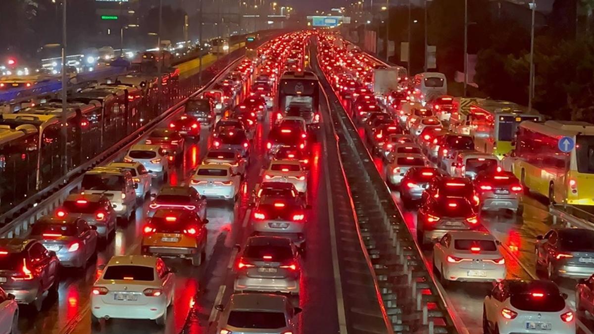 İstanbul'da trafik kilit! Yoğunluk yüzde 89'a çıktı