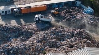 İzmir Buca'da belediye şantiyesinde çöp depolanmasına tepki