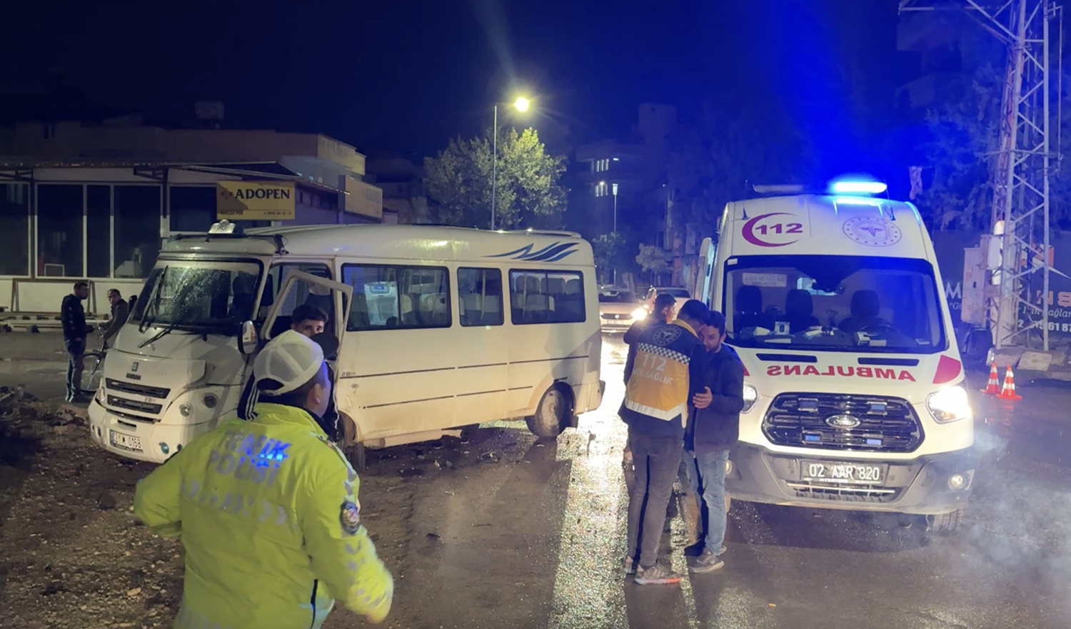 Adıyaman'da minibüs ile otomobilin çarpıştığı kazada 3 kişi yaralandı