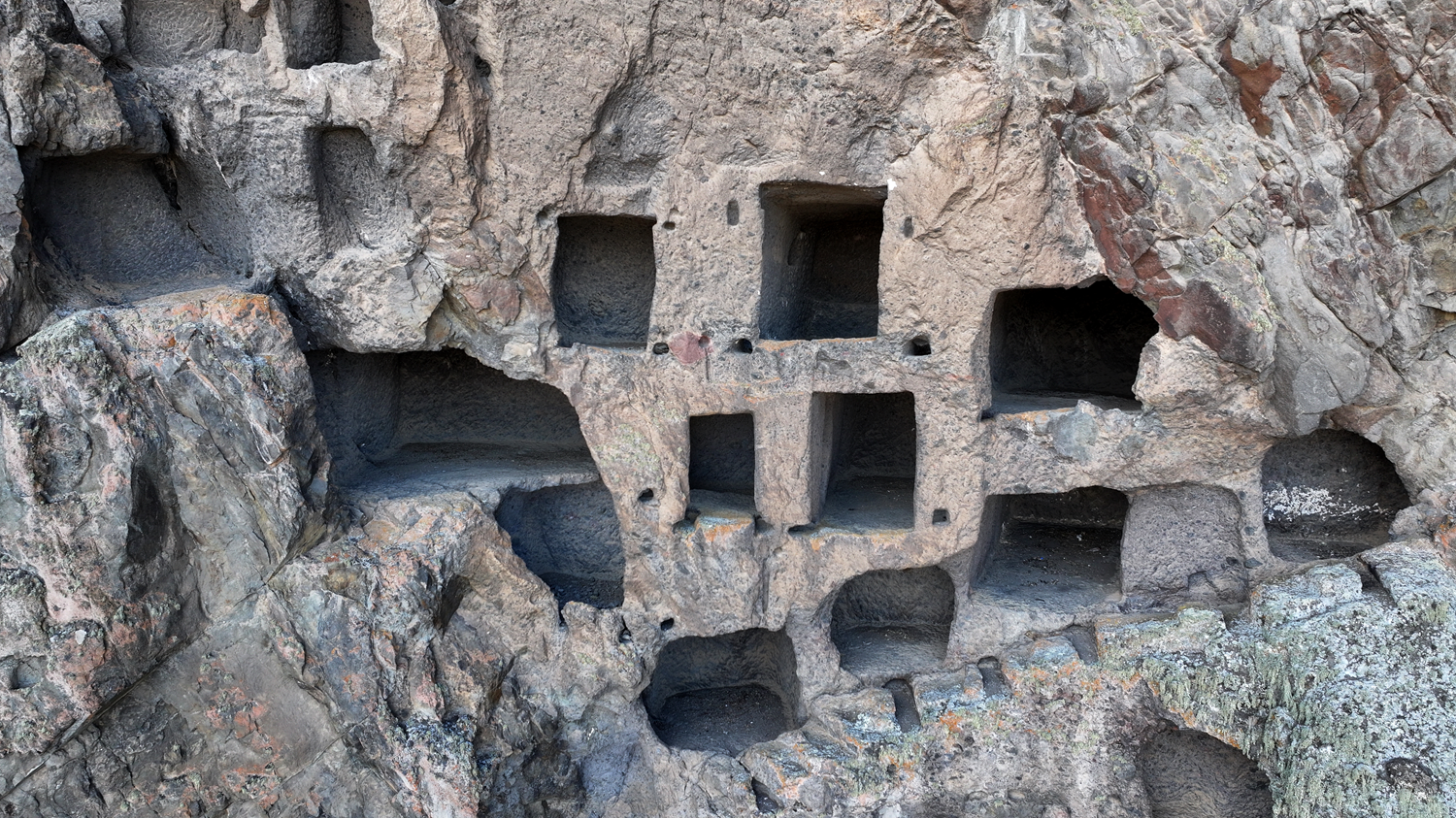 Kayaların içine kurulan 2 bin yıllık "Öksüt Kalesi" zamana direniyor