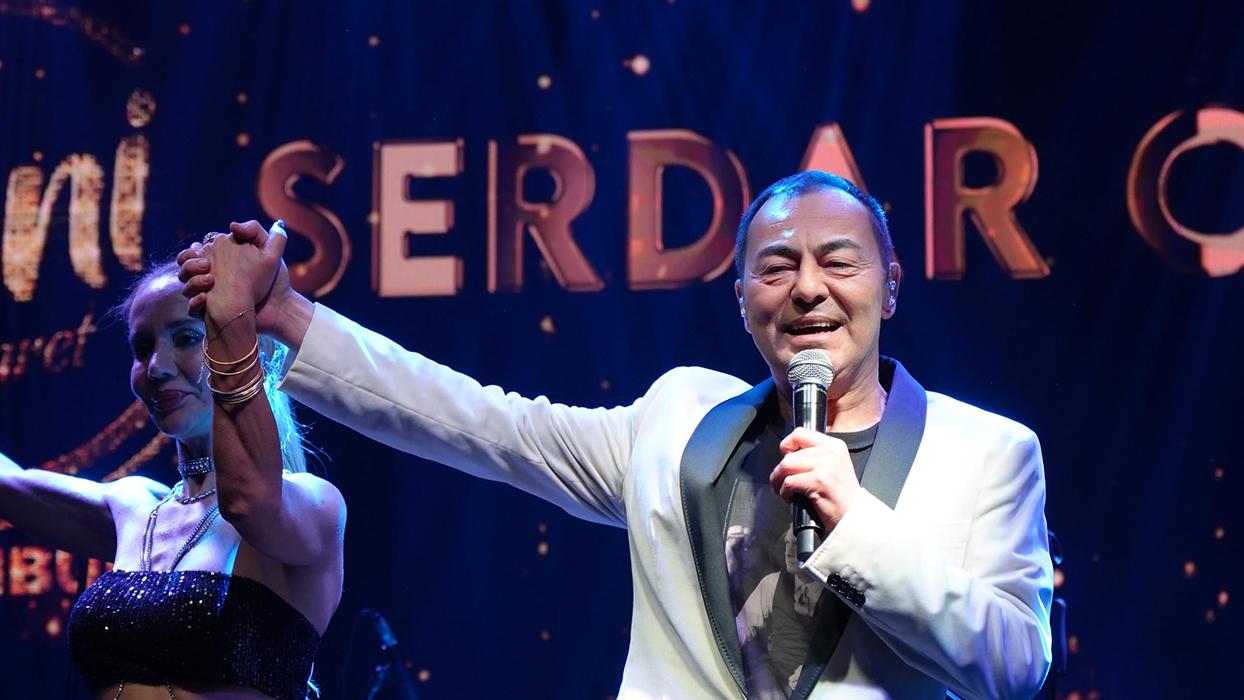Serdar Ortaç'ın konserine damga vuran an! Alkışlar arasında evlilik teklifi