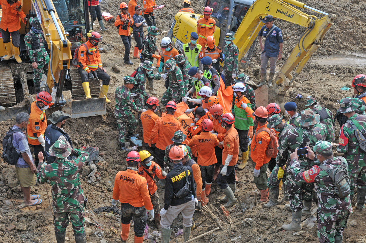 Sumatra'da sel ve toprak kayması 10 kişinin ölümüne neden oldu