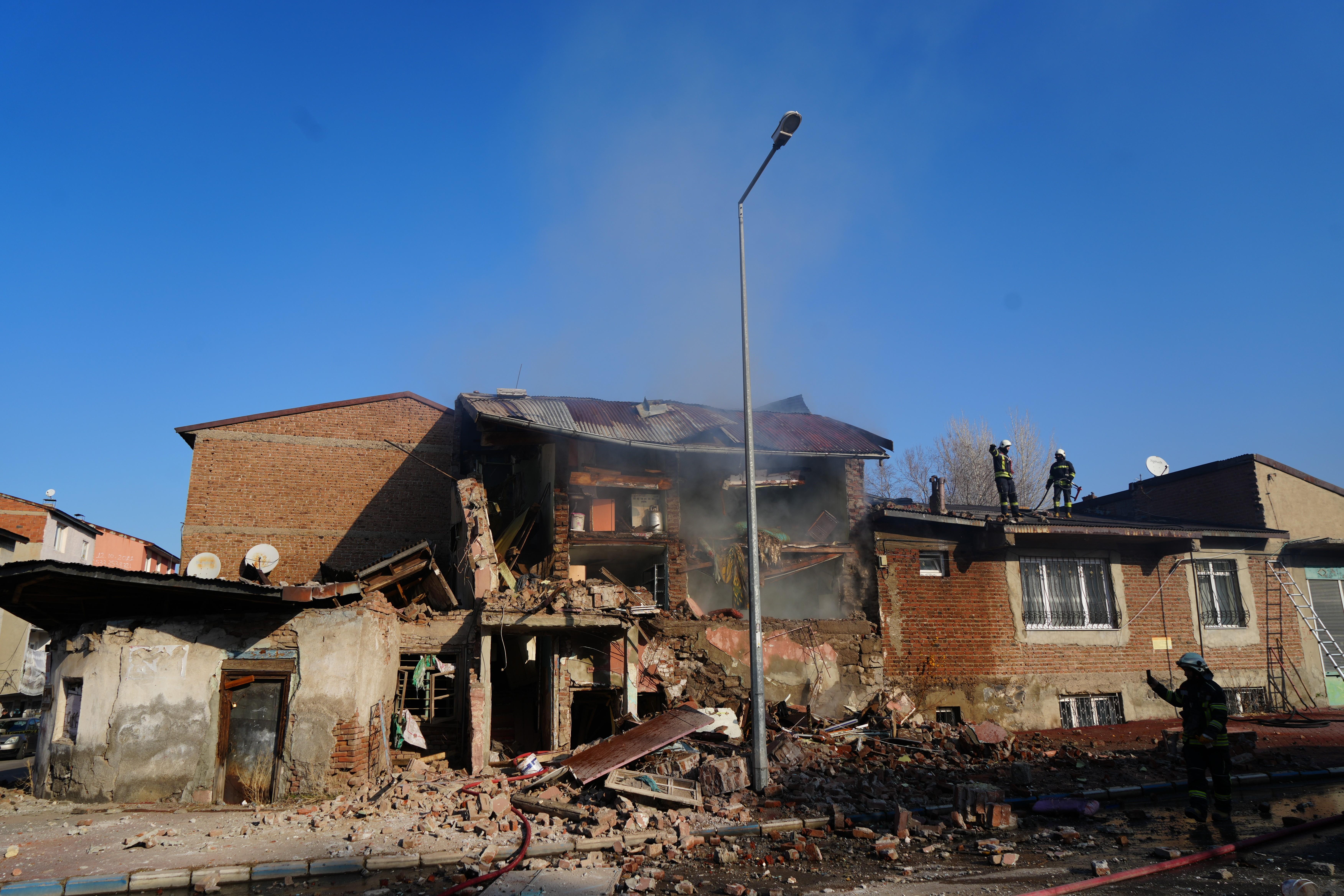 Erzurum'da doğalgaz faciası! İki ev çöktü