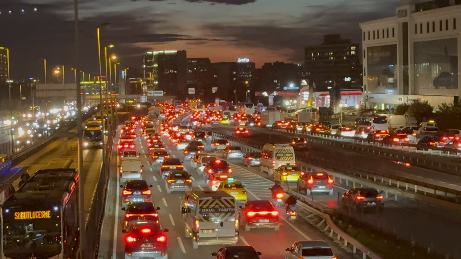 İstanbul'da trafik yine kilit oldu: Yoğunluğu yüzde 83'e ulaştı