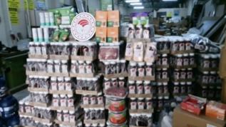 İzmir'de 30 ton tarihi geçmiş gıda ürünü ele geçirildi