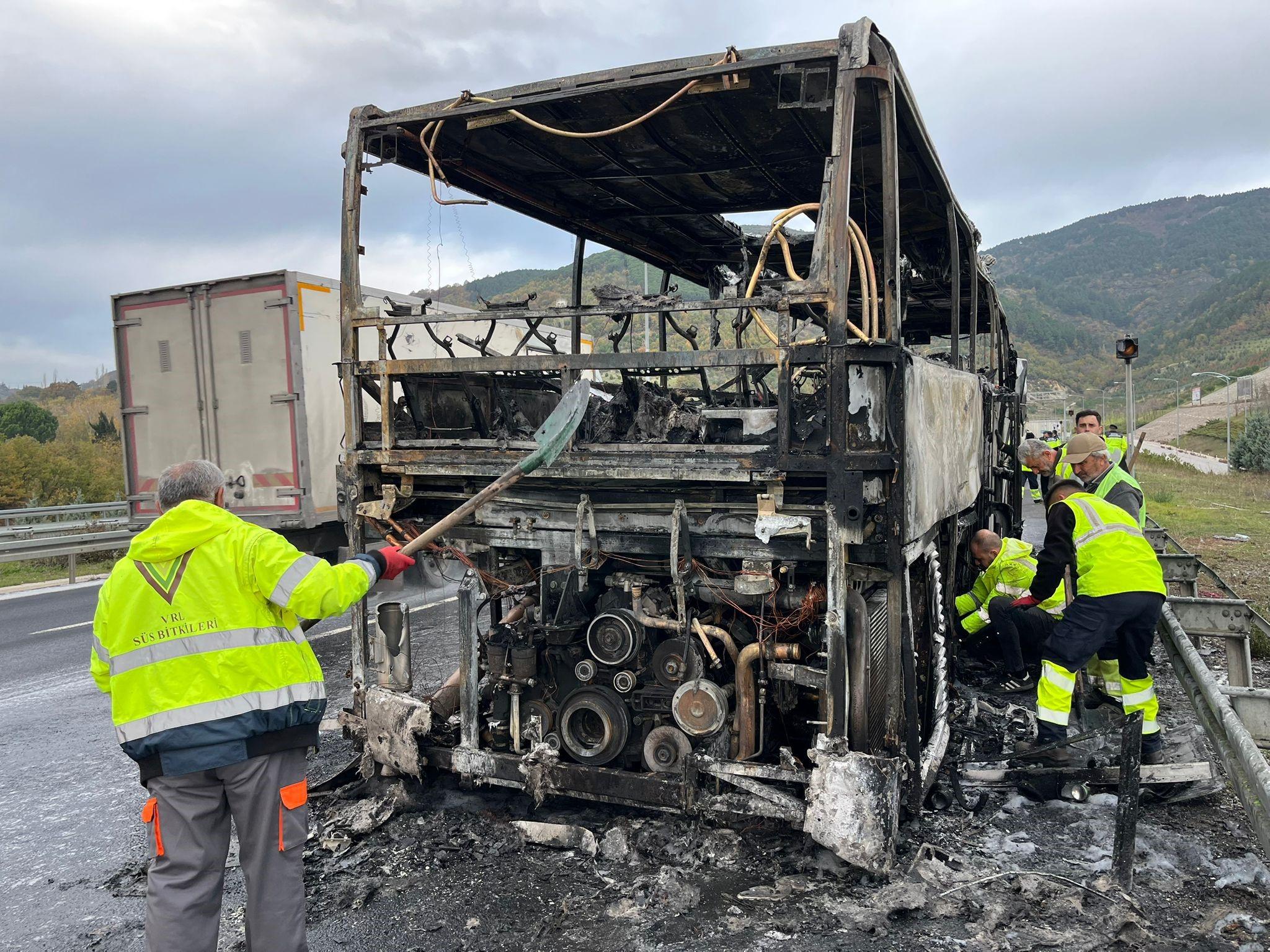 Lapseki'den İstanbul'a giden öğrenci otobüsü yangında kül oldu