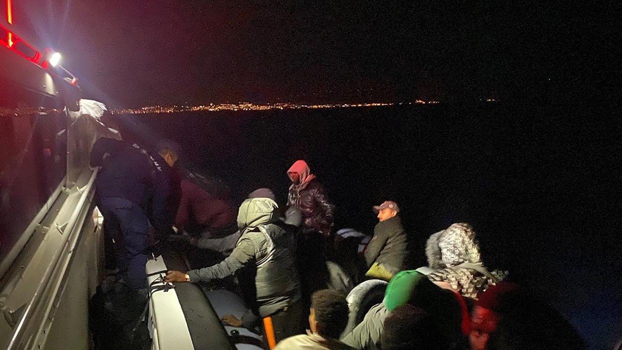 Sahil Güvenlik, İzmir açıklarında 43 düzensiz göçmeni kurtardı