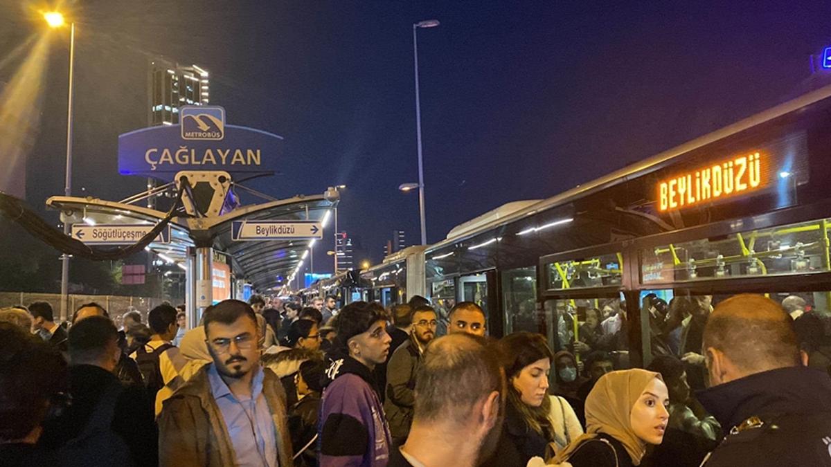 İstanbul'da metrobüs arızası! Seferlerde aksama yaşandı