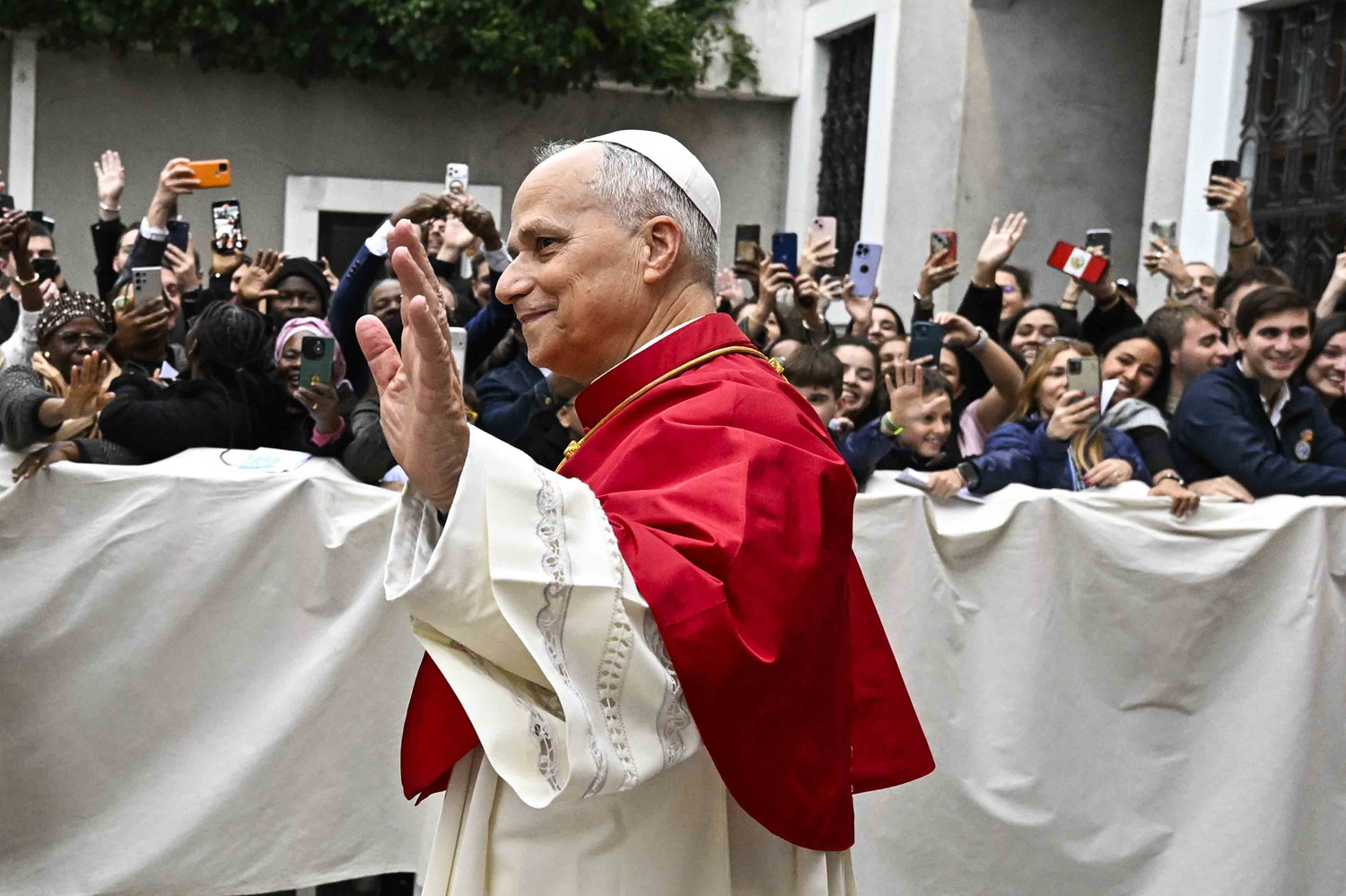 İstanbul'da Papa heyecanı! Katedral çevresinde yoğun kalabalık
