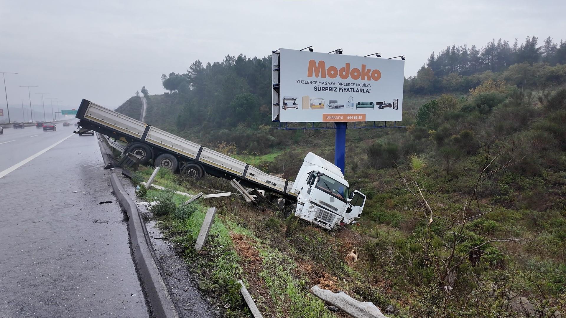 Beykoz'da sağanak yağış kaza getirdi: Tır devrildi, 1 yaralı