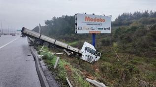 Beykoz'da sağanak yağış kaza getirdi: Tır devrildi, 1 yaralı