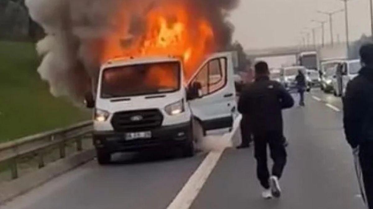 Beykoz'da seyir halindeki kamyonet yandı