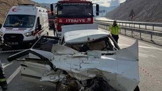 Denizli'de kamyona çarpan otomobildeki 1 kişi öldü, 1 kişi yaralandı