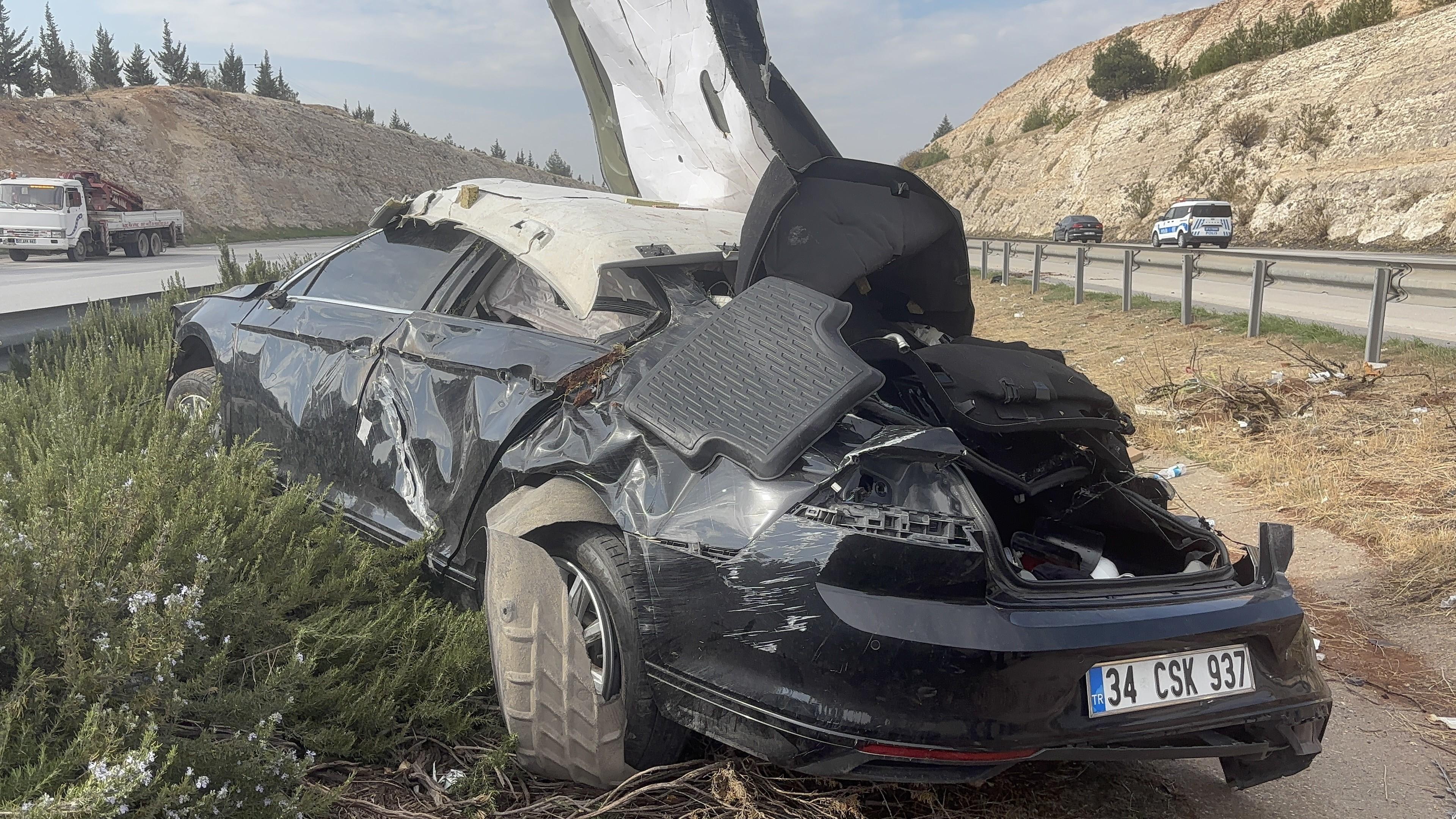 Kontrolden çıkan otomobil taklalar atarak refüje uçtu: 1 ölü, 4 yaralı