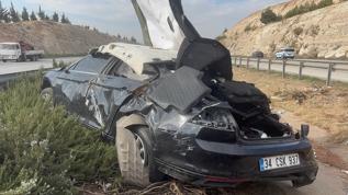 Kontrolden çıkan otomobil taklalar atarak refüje uçtu: 1 ölü, 4 yaralı