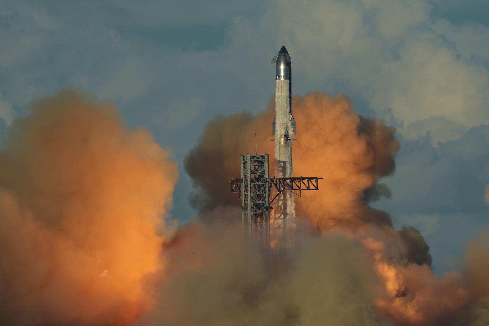 SpaceX Falcon 9 roketi Vandenberg'den 140 uydu taşıyarak fırlatıldı