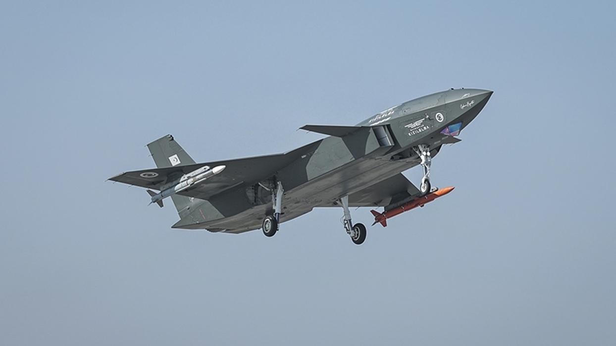 Bayraktar KIZILELMA dünyada ilke imza attı! Türkiye'nin ilk insansız savaş uçağı tarihe böyle geçti