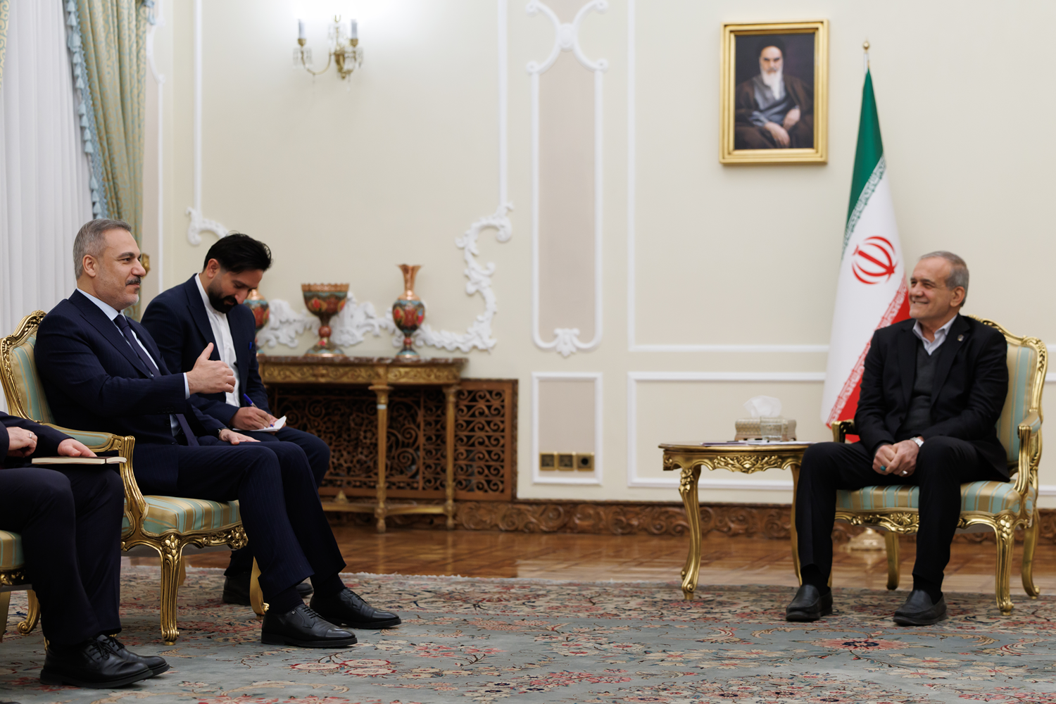 Dışişleri Bakanı Fidan, İran Cumhurbaşkanı Pezeşkiyan ile görüştü
