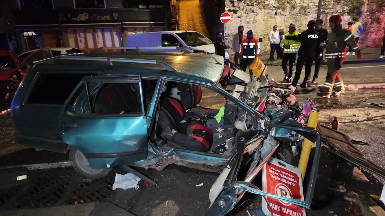 Hatalı sollama sonucu meydana gelen kazada araç hurdaya döndü